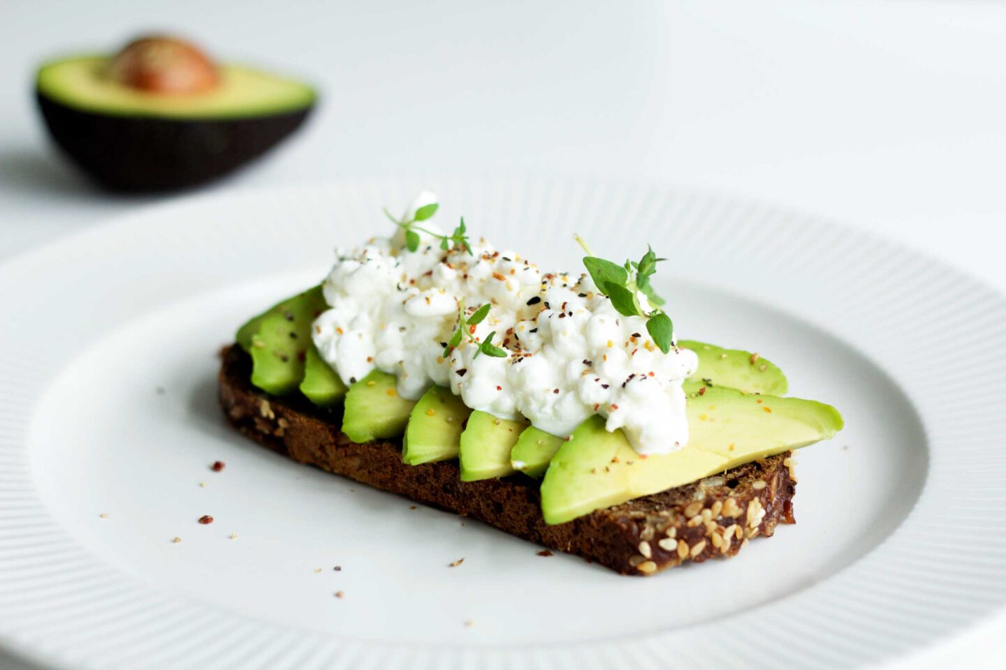Ristet rugbrød med avocado & hytteost - Sundbergs hverdag