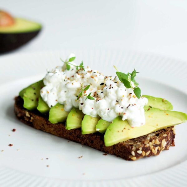 Ristet rugbrød med avocado & hytteost - Sundbergs hverdag