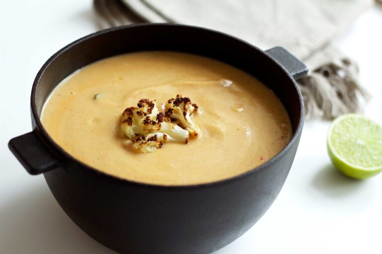 Suppe med blomkål og thailandske krydderier