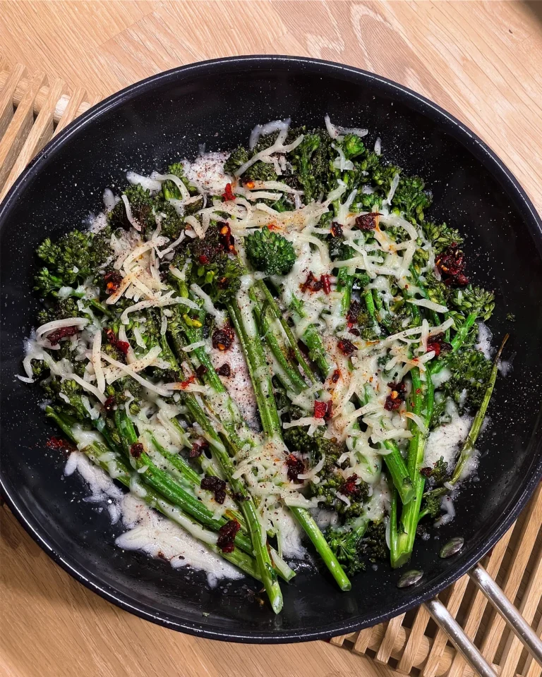 Stegt broccolini med mozarella & crispy chiliolie